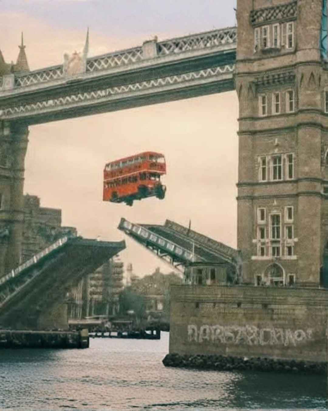 Bus dengan 20 Penumpang itu Terbang di atas Jembatan London "Tower Bridge"