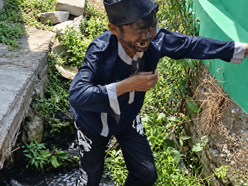 Tergesa-gesa Ambil Nasi Kotak Jumat Berkah, Seorang Bocah Justru Tercebur ke Got